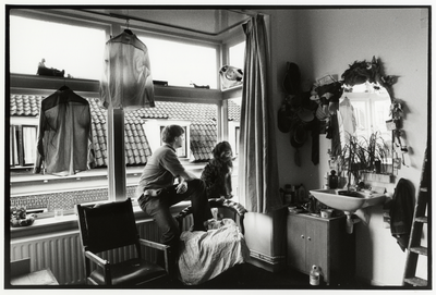 108028 Afbeelding van een studentenkamer in het pand Goedestraat 37bis te Utrecht, met in het raam student Sietse en ...